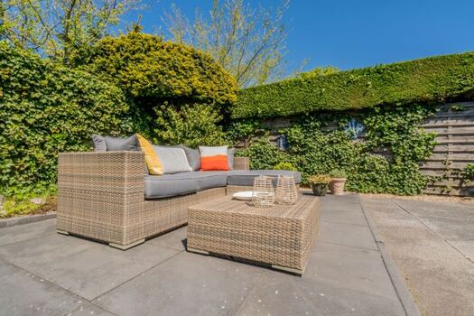 Die große Terrasse mit Lounge-Ecke