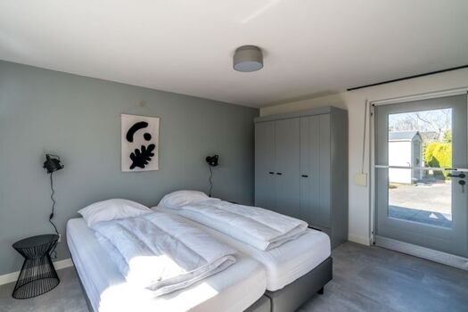 Schlafzimmer 2 Einzel Boxspringbetten (90x220) und Fernseher