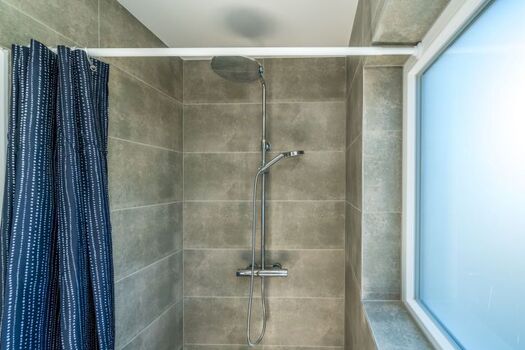 Das wunderschöne Badezimmer mit Regendusche