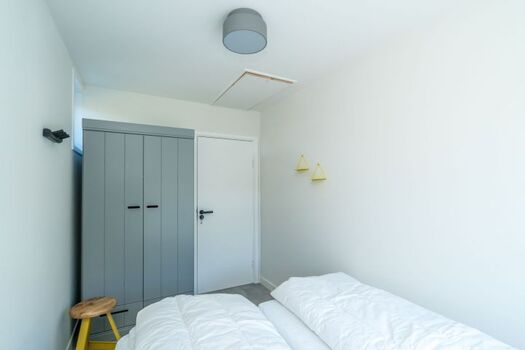 Schlafzimmer 2 mit 2 Einzel Boxspringbetten und Schrank