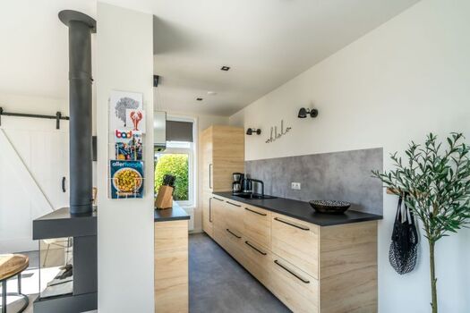 Die moderne, neue Küche mit allem Luxus