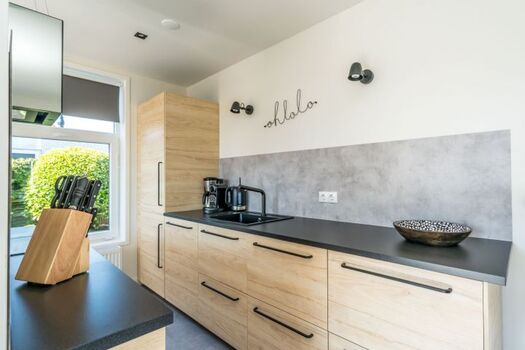 Die moderne, neue Küche mit allem Luxus