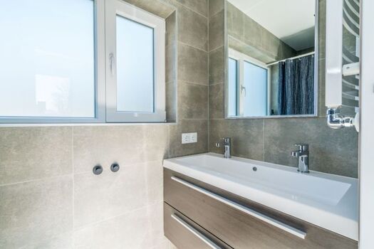 Das wunderschöne Badezimmer mit Regendusche