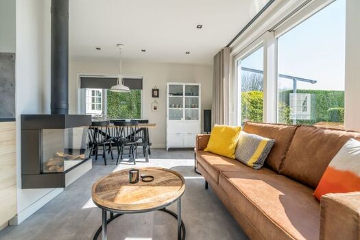 Sitzecke mit Sofa und gemütlichem Kamin