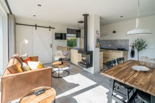 Das helle, stilvoll eingerichtete Wohnzimmer 