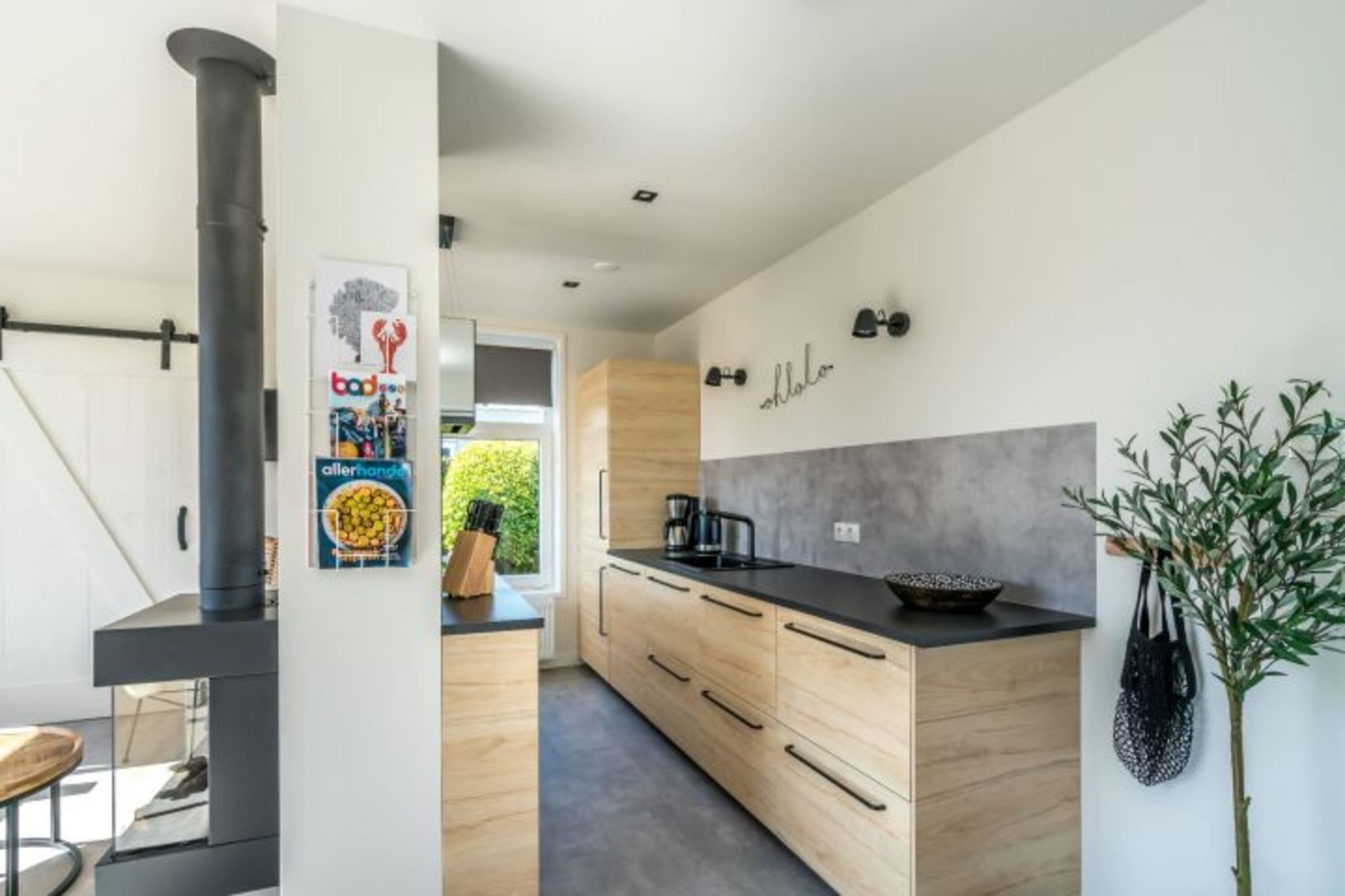 Die moderne, neue Küche mit allem Luxus