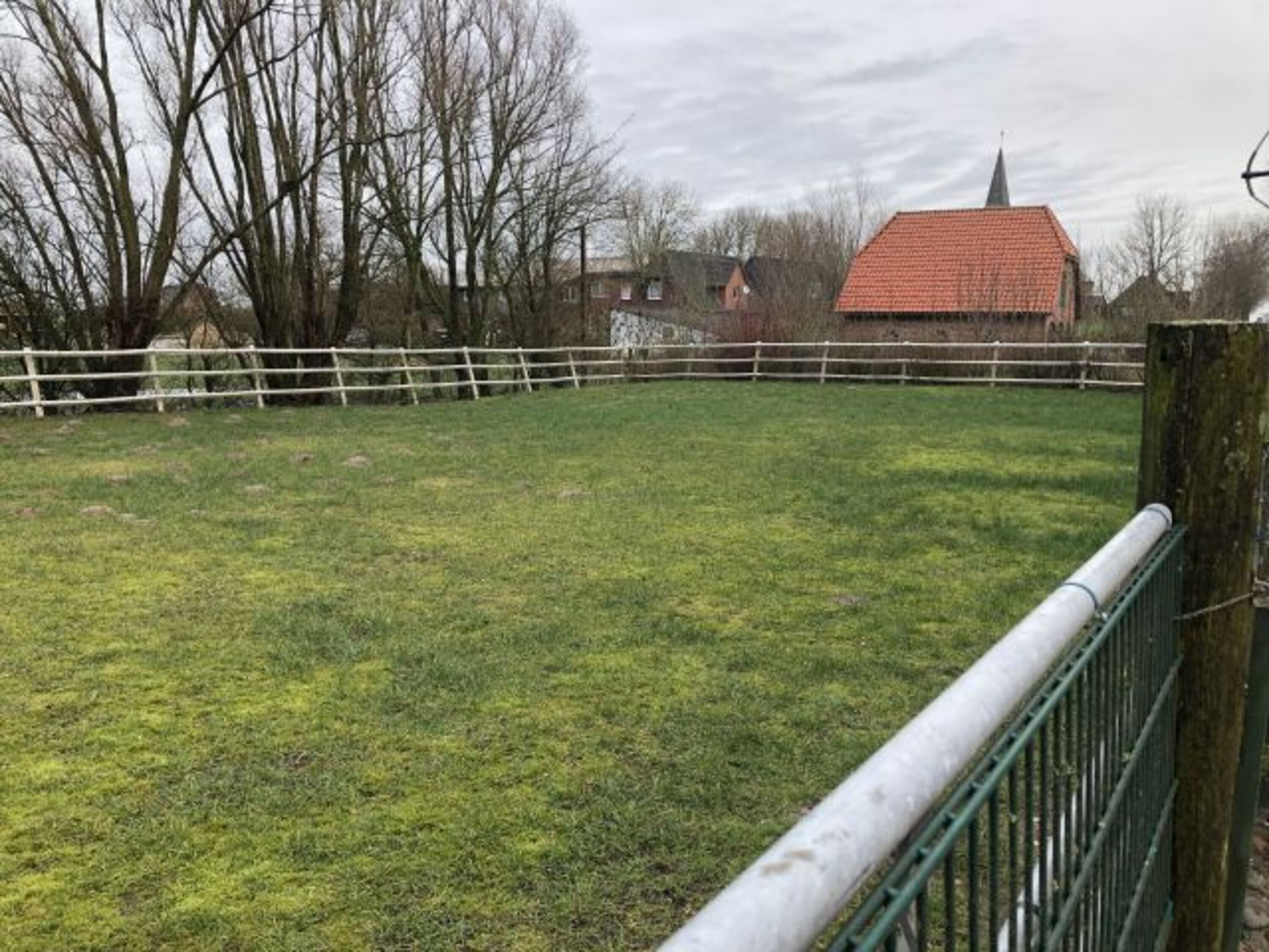 umzäunte Hundewiese - haubarg am meer