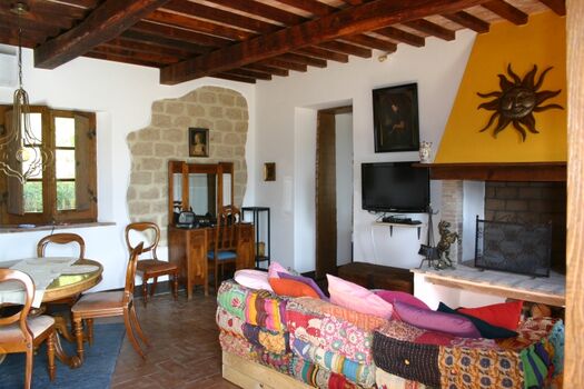 offener Kamin mit Sofa