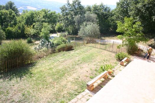 die Einzäunung zur Auffahrt hin