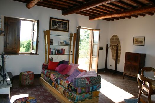 Wohnzimmer mit Ausgang zur Terrasse