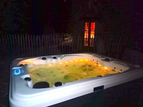 Jacuzzi by night