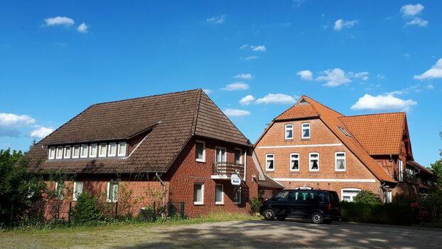 Gästehaus und Haupthaus, Parkplatz direkt vor der Tür