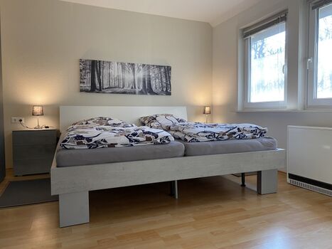 geräumiges Schlafzimmer