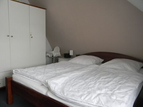 Schlafzimmer 2 in der oberen Wohnung