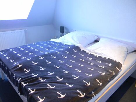 Schlafzimmer 1 in der oberen Wohnung