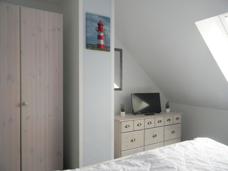 Schlafzimmer 1 in der oberen Wohnung