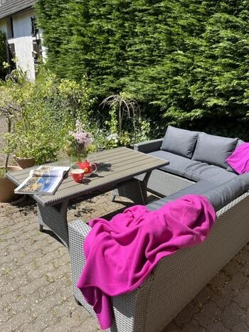 Sonniger Innenhof mit Blick ins Grün und Dorf