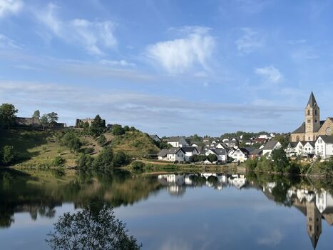 Ulmener Maar mit Burgruine und Altstadt