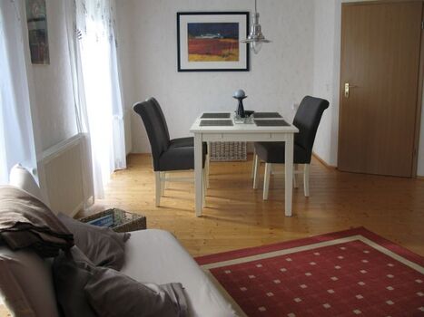 Sonnige Essecke mit bodentiefen Fenstern