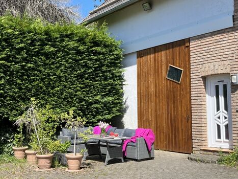 Im sonnigen Innenhof relaxen