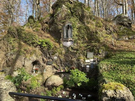 Mariengrotte im Gipfel über Hohenfels