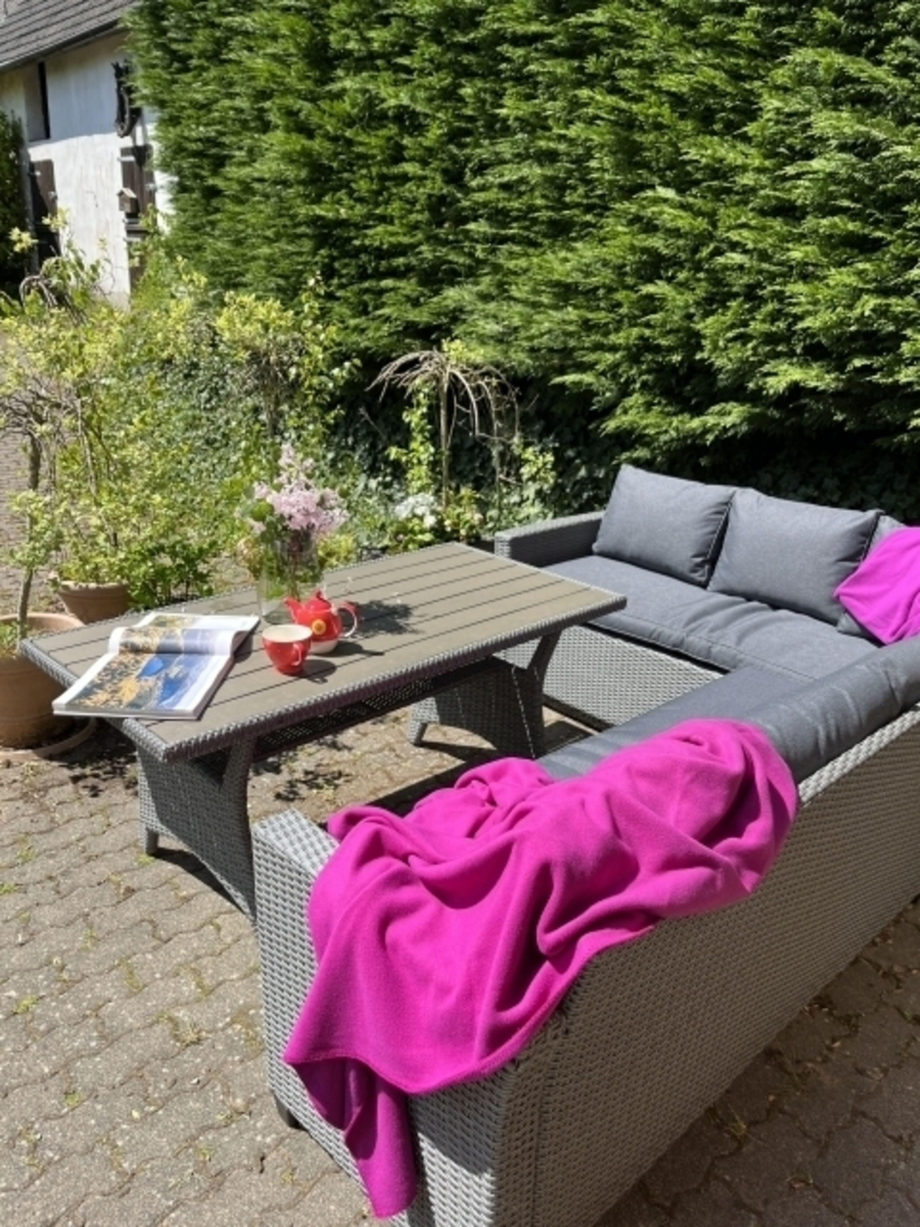 Sonniger Innenhof mit Blick ins Grün und Dorf