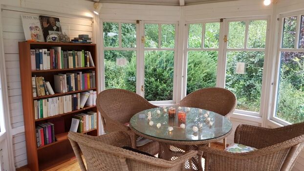 komplett ausgestatteter Gartenpavillon