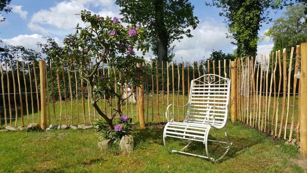 gemütliche Sitzmöglichkeit im vorderen Garten