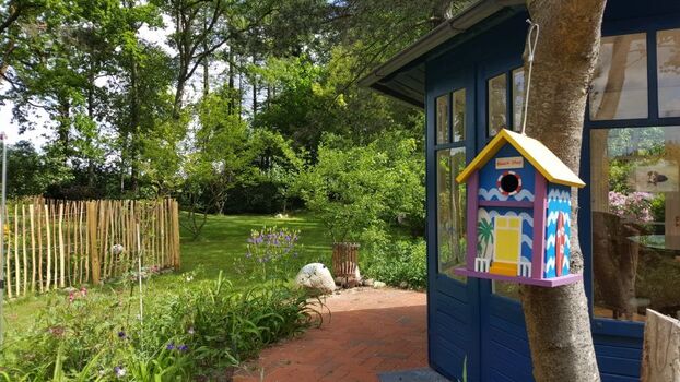 Blick am Pavillon vorbei in den Garten