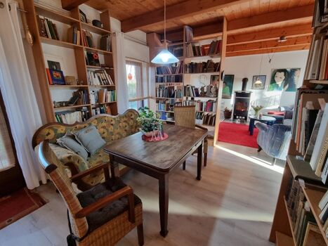 Wohnraum mit Kaminofen und Essecke