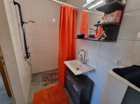 Duschbad mit ebenerdiger Dusche im EG