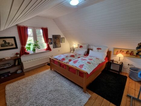 Schlafzimmer mit Doppelbett im OG