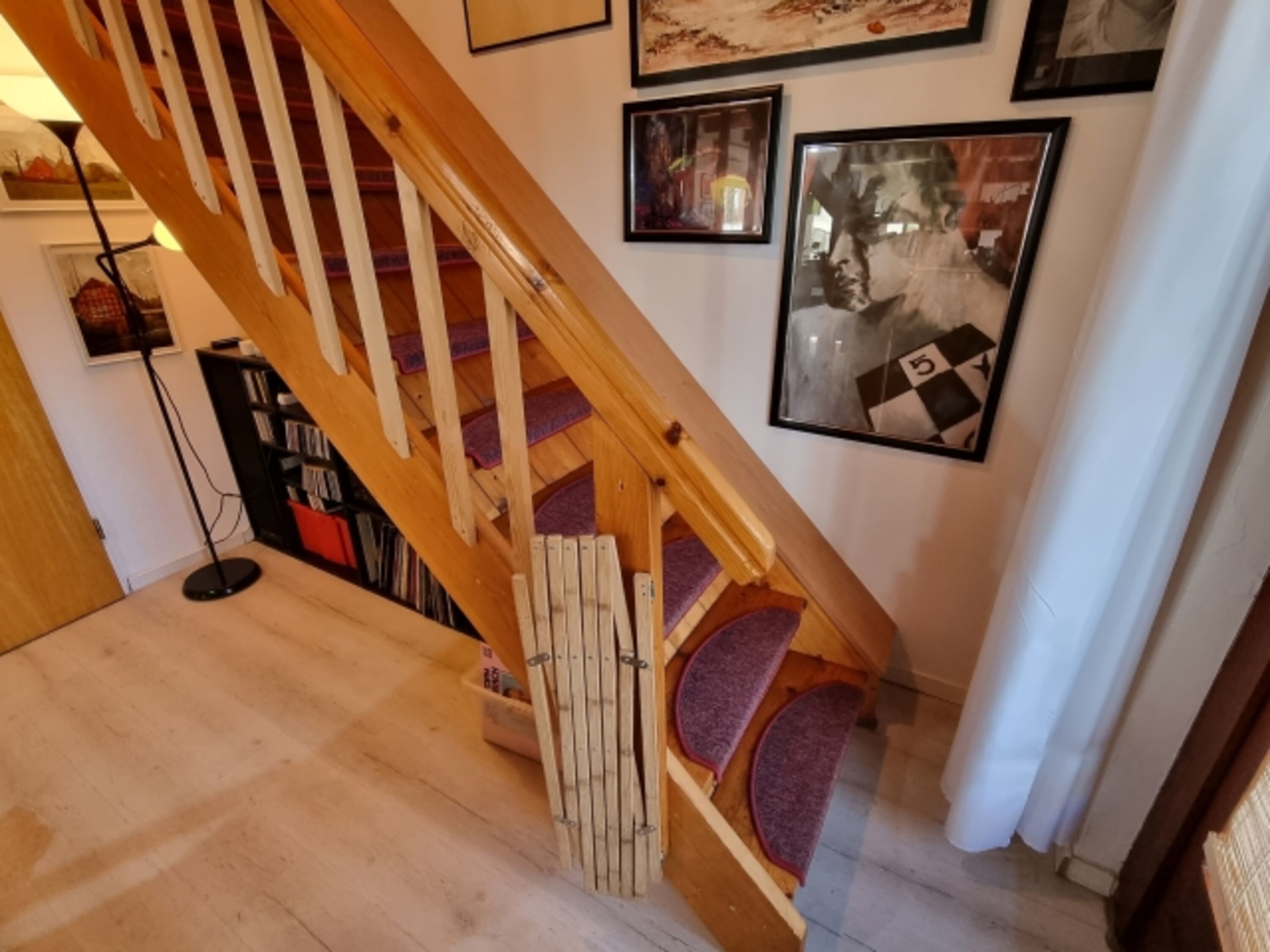geschlossene Holztreppe mit Teppichstufen ins OG