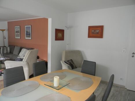 Blick vom Essbereich ins Wohnzimmer mit Leseecke