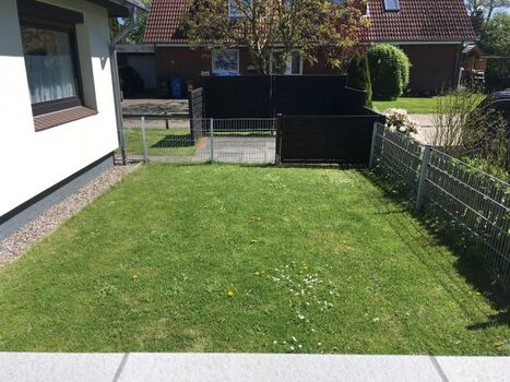 Blick in den eingezäunten Garten
