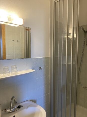 Jedes Zimmer hat ein eigenes Bad.