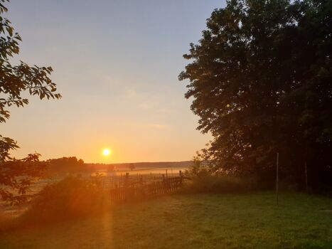 Sonnenaufgang hinter dem Hof