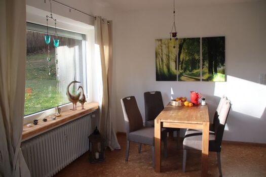 Essplatz mit Blick in den Garten