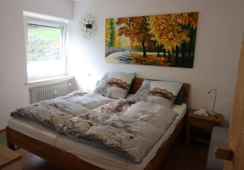 großes hohes Doppelbett