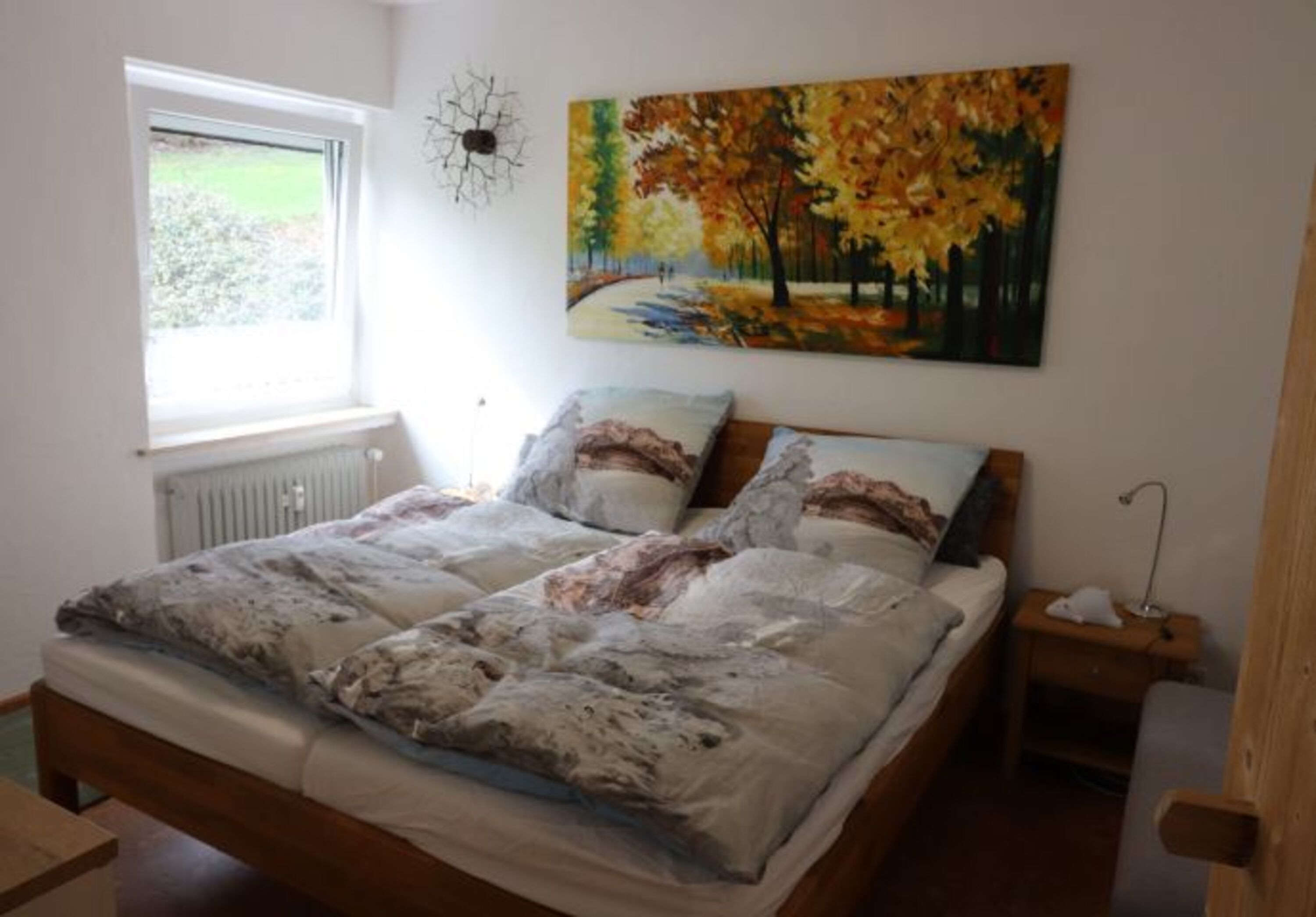 großes hohes Doppelbett