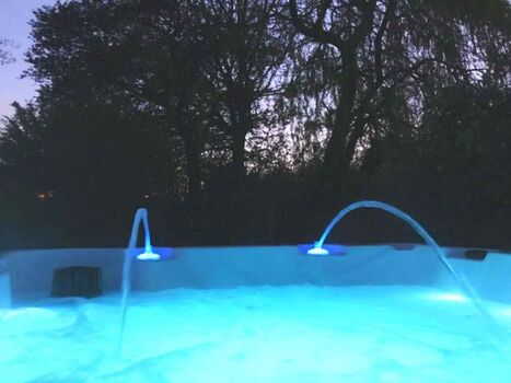 Der Whirlpool mit Farbspiel und Wasserfall