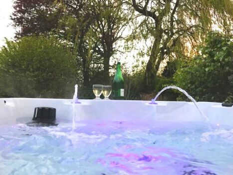 Der Whirlpool mit Farbspiel und Wasserfall