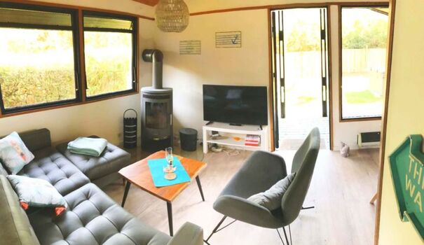 Das Wohnzimmer mit 32Zoll TV, Ledercouch und Kaminofen