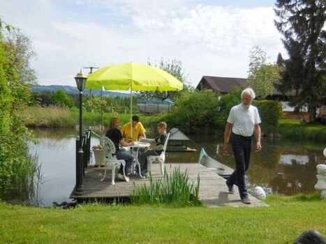 Einmalig: auf einem Steg über´m Wasser sitzen