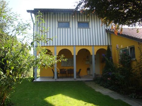 Vorderansicht und Vorgarten