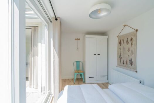 Schlafzimmer 1 mit 2  Boxspringbetten und Kleiderschrank