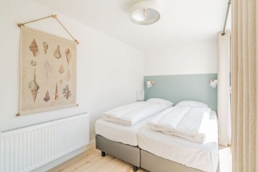 Schlafzimmer 1 mit 2  Boxspringbetten und Kleiderschrank