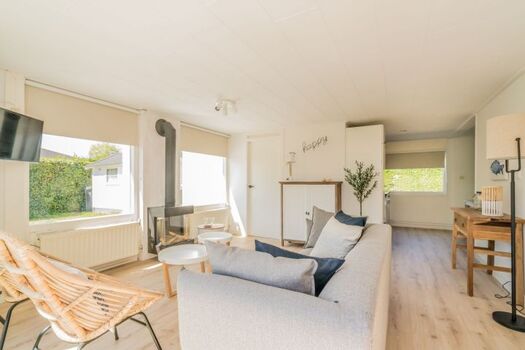 Sitzecke mit Sofa, Kamin und Digital TV mit vielen deutschen Sendern