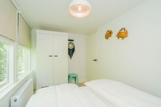 Schlafzimmer 2 mit 2 Boxspringbetten und Kleiderschrank