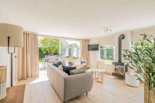 Das helle, gemütliche Wohnzimmer mit Kaminofen (Gaz)